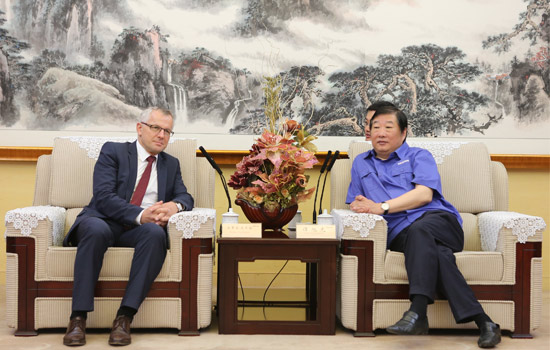 weichai总裁reúne-se com vef首席执行官para aprofundar acooperaçãotécnica