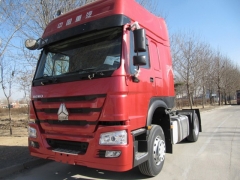 中国重汽豪沃4x2各种型号双卧铺牵引车，2轴牵引头，牵引头牵引车